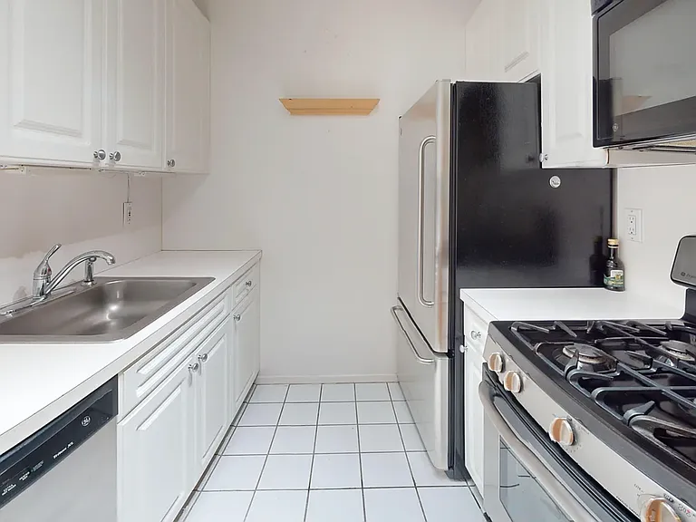 445 W 54th St #3D — Photo 5