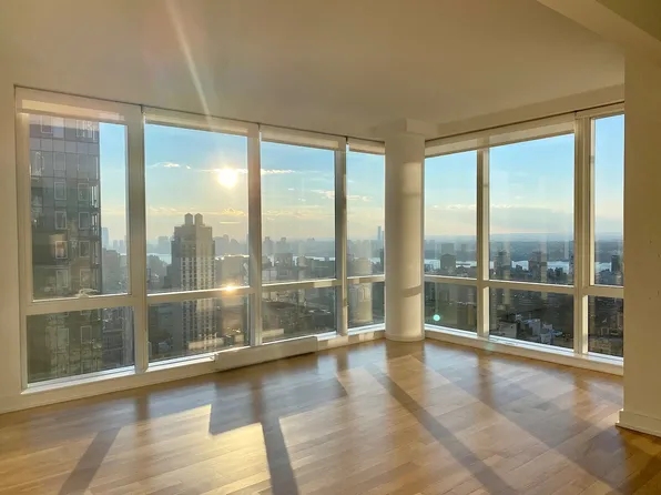 885 6th Ave #39A, New York, NY 10001