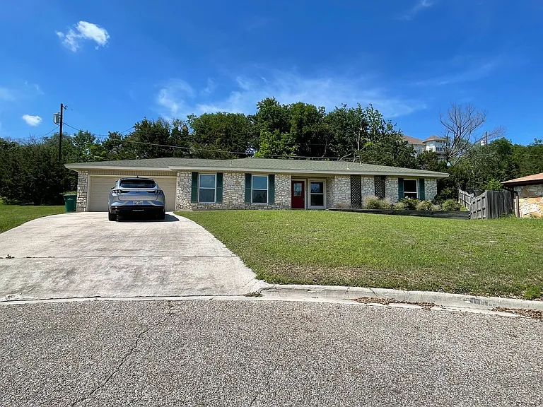 1605 Cedar Oaks Ln — Photo 1
