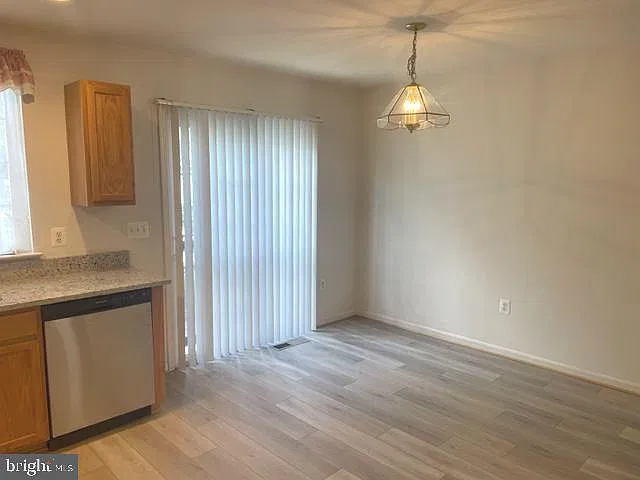 4 bed, 2.0 bath, 1702 sqft, $2,900 — Photo 4