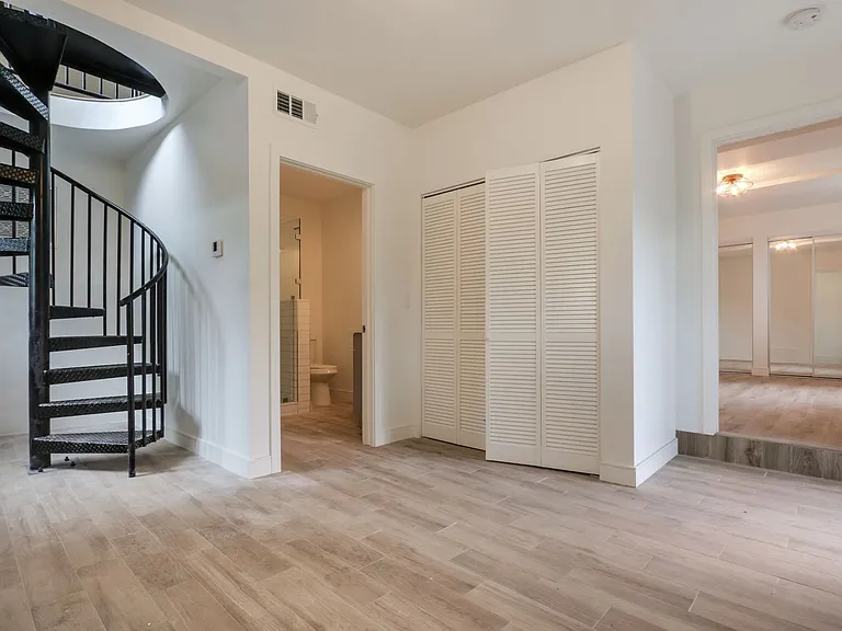 2042 N Alvarado St — Photo 18