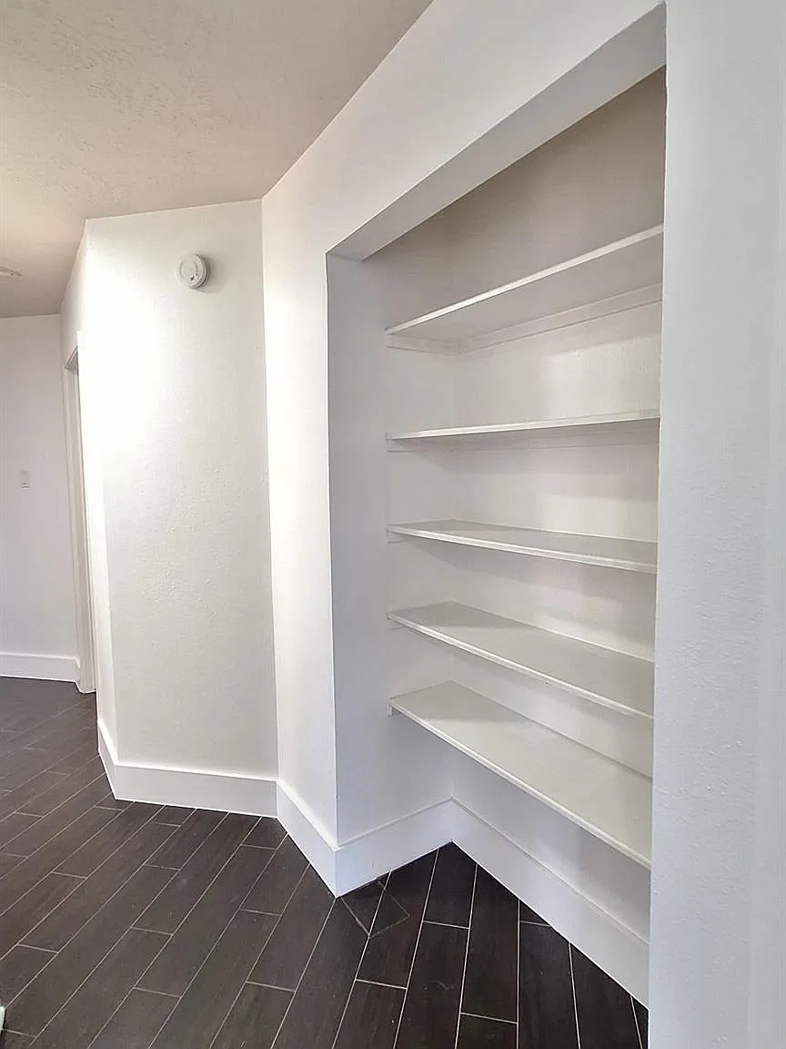 4 bed, 2.0 bath, 2418 sqft, $2,749 — Photo 4