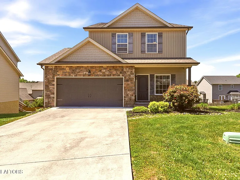 1635 Silver Spur Ln — Photo 1