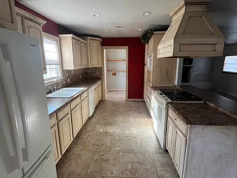 713 SW 49th St — Photo 13