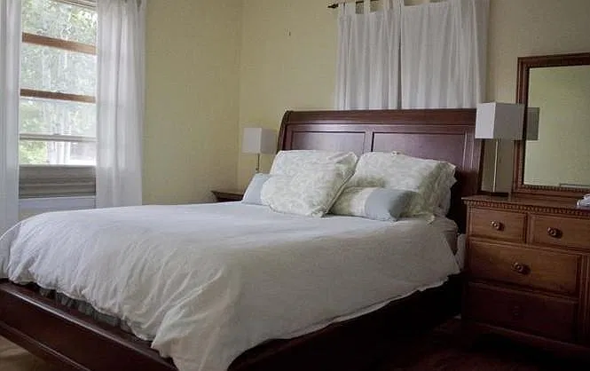 3 bed, 1300 sqft, $2,400 — Photo 2