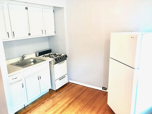 Kitchen (stove & fridge included)