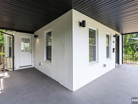 3rd image of 40 Grant Avenue