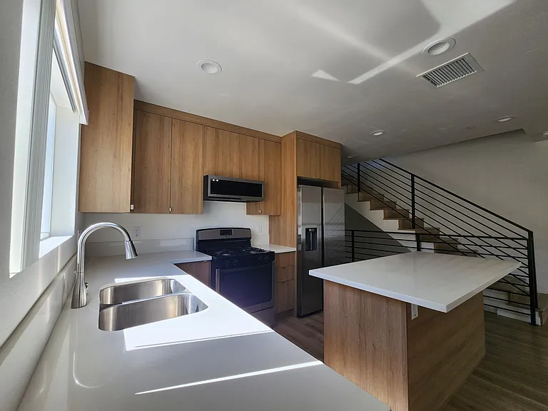 1147 N Kenmore Ave — Photo 10