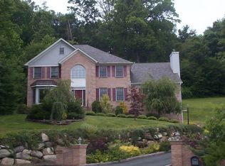 14 Ronwood Rd, Chestnut Ridge, NY 10977