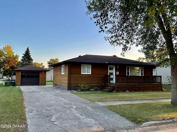 38 W 13th St, Grafton, ND 58237