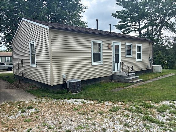 4th image of 2425 40th St NE