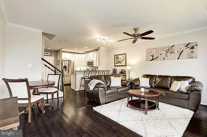 3 bed, 2.5 bath, 1716 sqft, $3,049 — Photo 2
