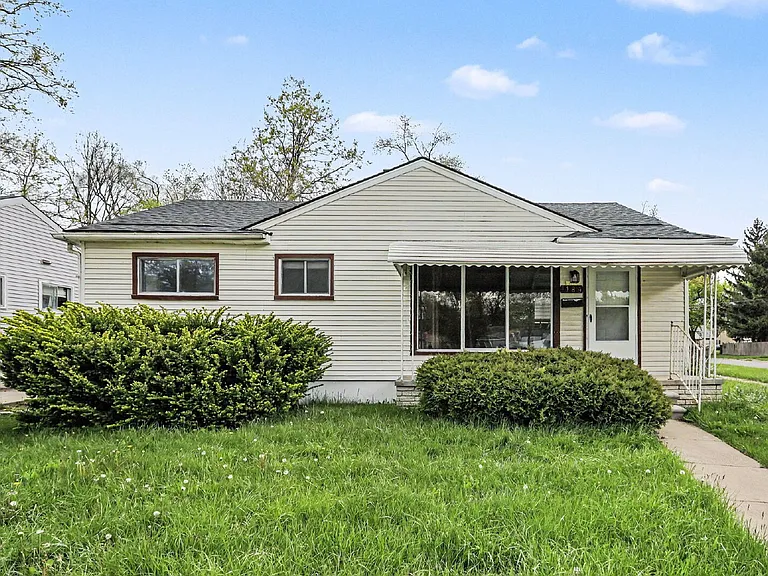 1189 Woodland Dr — Photo 2