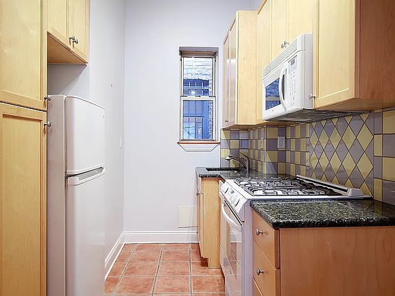 4th image of 106 E 17th St #5R