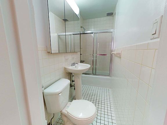 5th image of 210 E 83rd St #1A1
