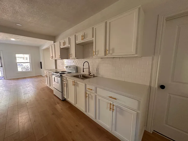 2438 Harding St — Photo 8