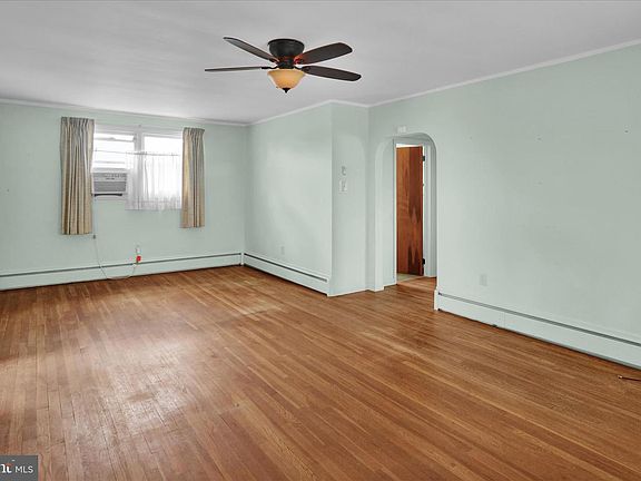 3rd image of 1223 Margaret St