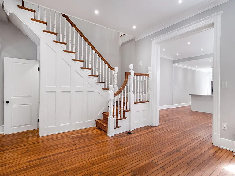 8 R St NW #1 — Photo 16