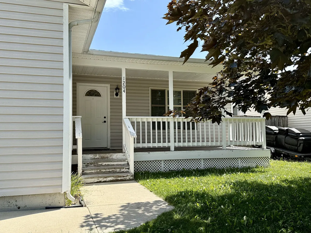 Building Photo - 1204 Forsythia Ave