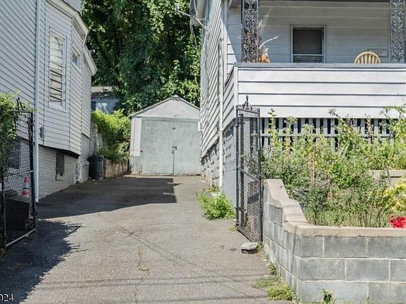 2nd image of 429 Stuyvesant Ave