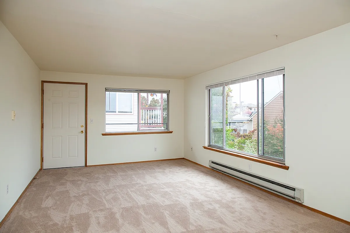Photo 2 of 9 - 2025 NW 59th St #5 - Seattle, WA Building Photo - 2025 NW 59th St #5