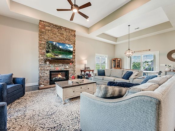 5th image of 700 Slaton Ln