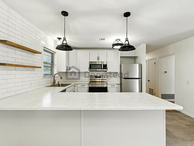 445 Granada Dr — Photo 2