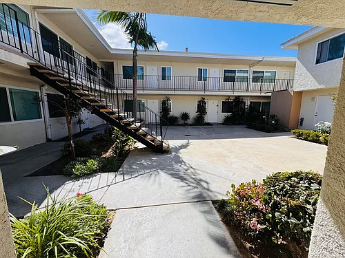 2210 Vanderbilt Ln Photo 1