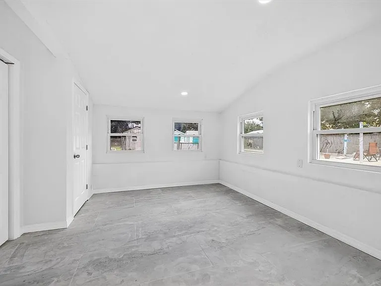 5801 Magnolia St N — Photo 17