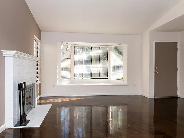 2226 Coroval Dr — Photo 5
