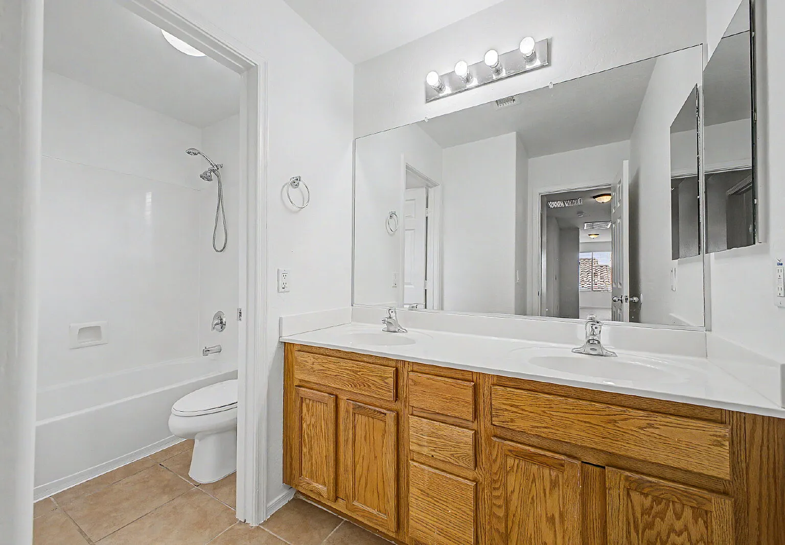 4 bed, 2.5 bath, 2494 sqft, $2,010 — Photo 4