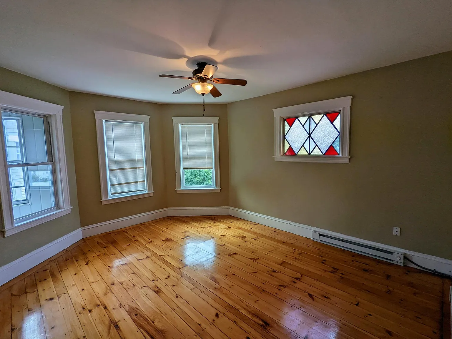3 bed, 1160 sqft, $1,900 — Photo 2