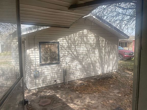 2nd image of 319 Palm Rd