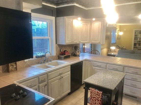 SPACIOUS KITCHEN Built in Double Oven, Cooktop, Dishwasher, Refrigerator, Microwave