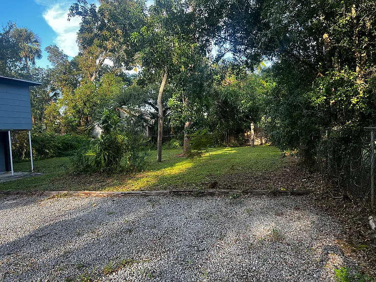 1531 Hough St — Photo 33