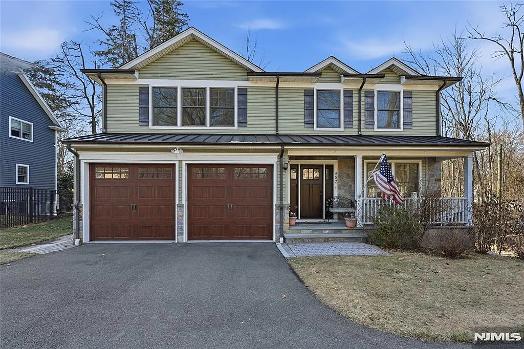 252 4th Ave photo 1