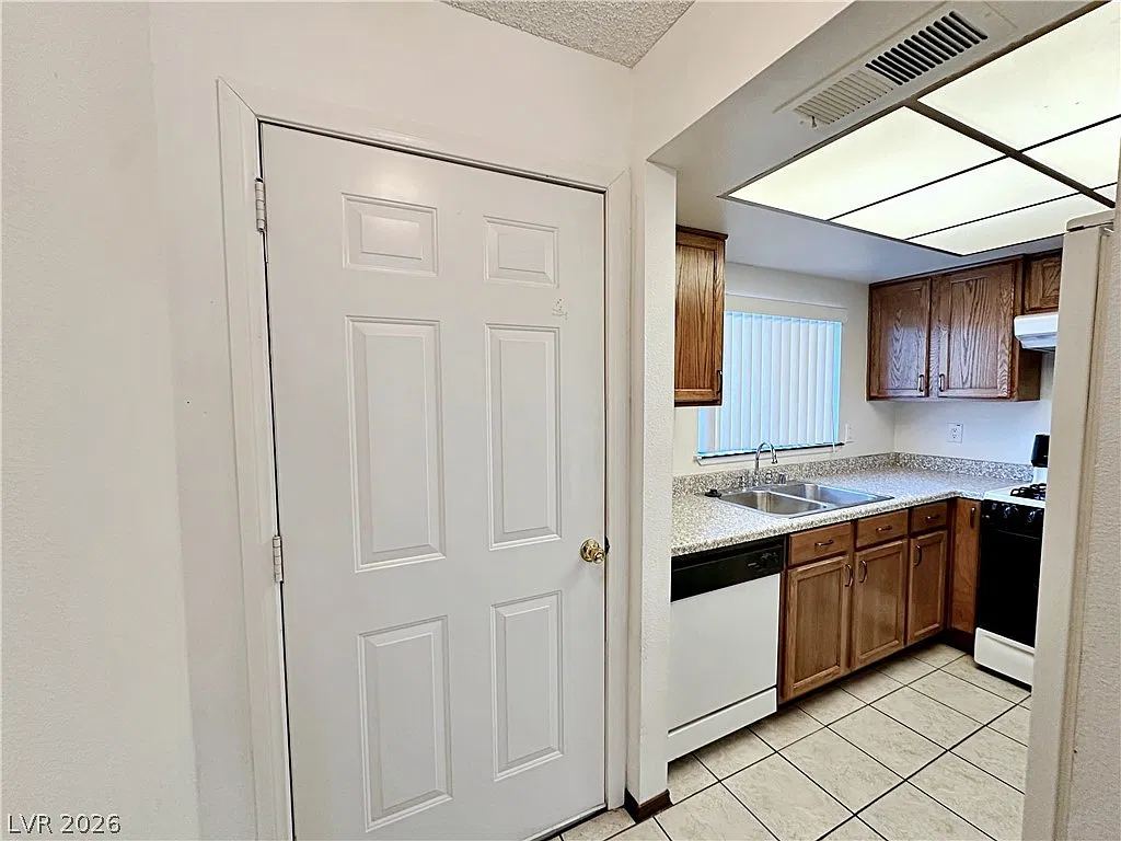 2 bed, 2.0 bath, 937 sqft, $1,400 — Photo 2
