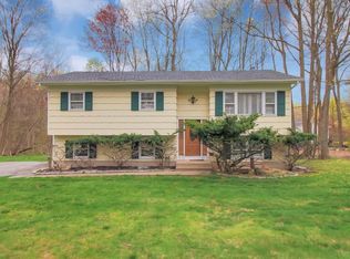 3 Rayson Ln, Airmont, NY 10952