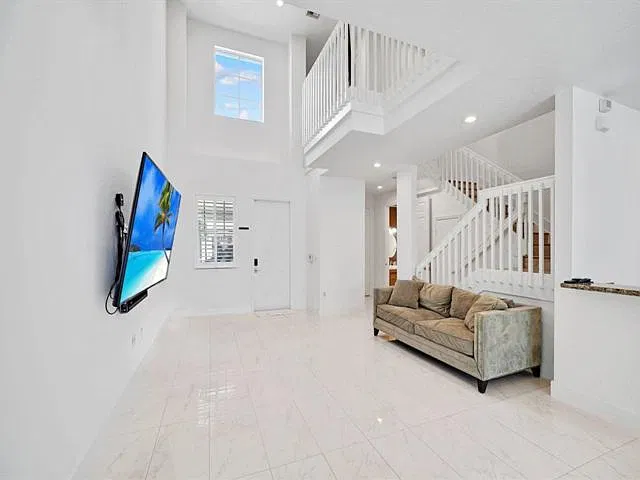 131 SE 7th Way — Photo 3