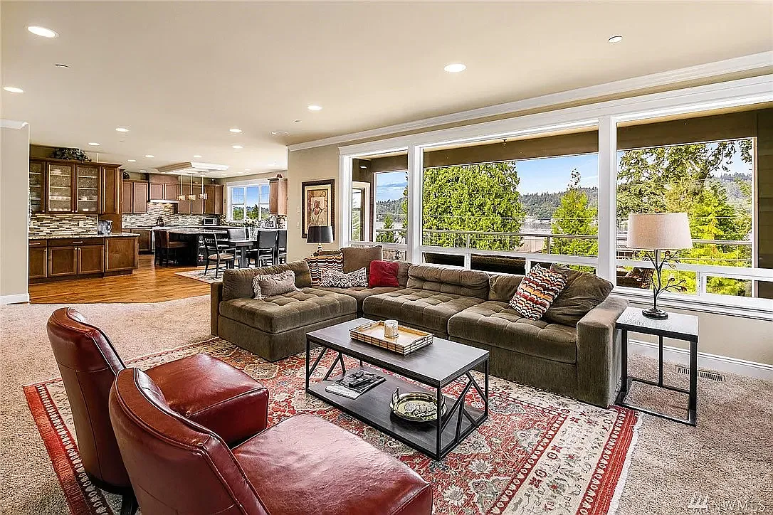 6 bed, 5.5 bath, 5830 sqft, $9,800 — Photo 3