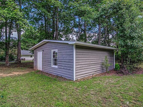 4th image of 51 Southwoods Dr