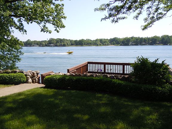 3rd image of 33570 N Lake Shore Dr