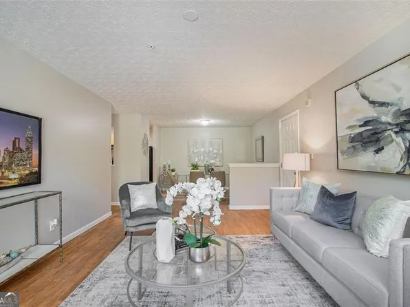 2201 Fairington Village Dr, Lithonia, GA 30038