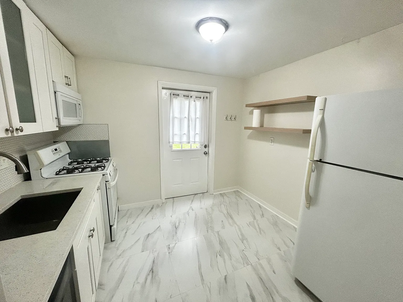 2 bed, 708 sqft, $2,395 — Photo 2