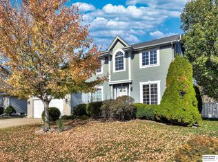 2146 Cobblestone Rd, Papillion, NE 68133