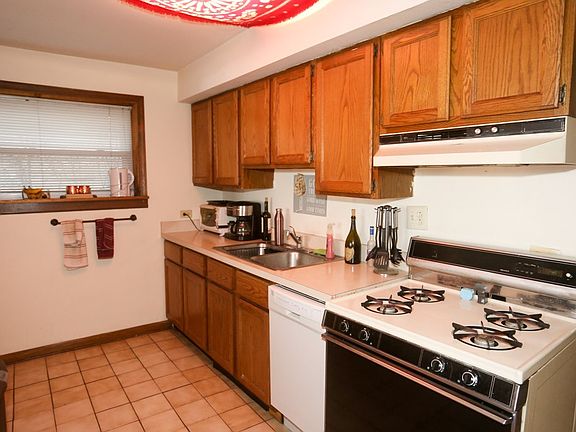 3rd image of 3146 N Southport Ave #Gdn