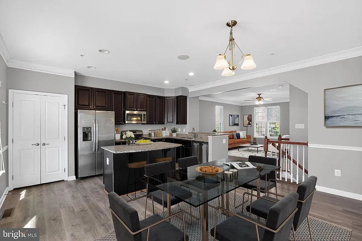 3 bed, 4.0 bath, 2160 sqft, $1,000 — Photo 3