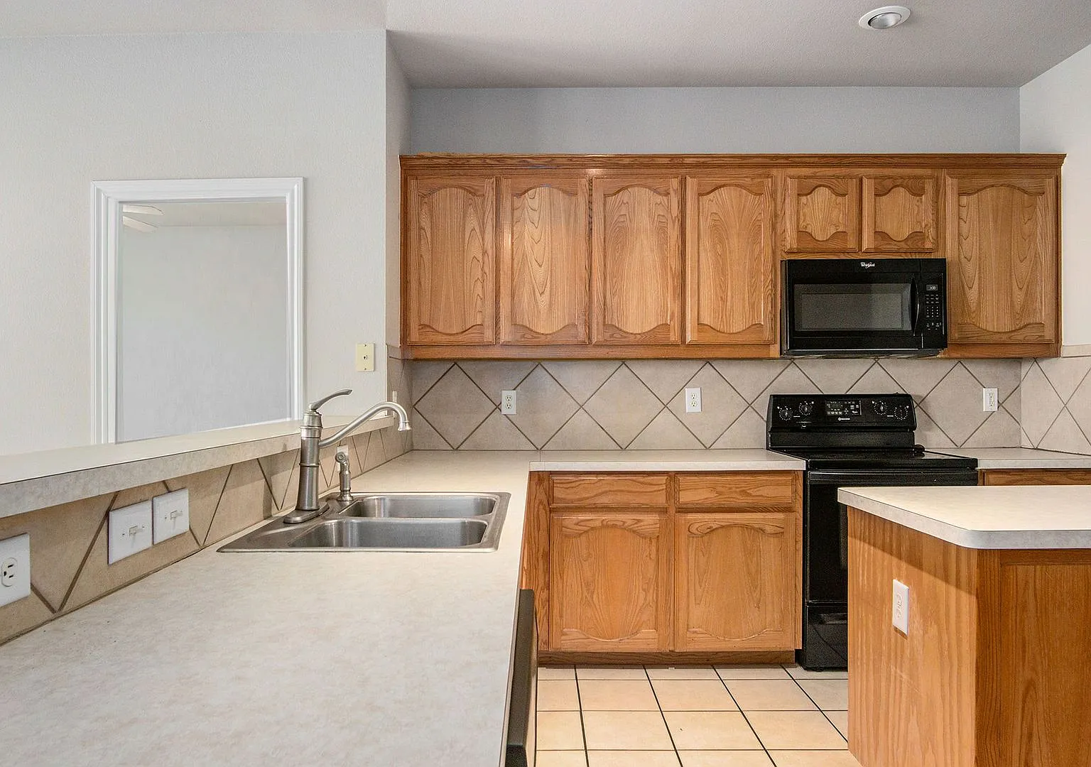 Features formal dining area. Open-concept kitchen and living area — Photo 4