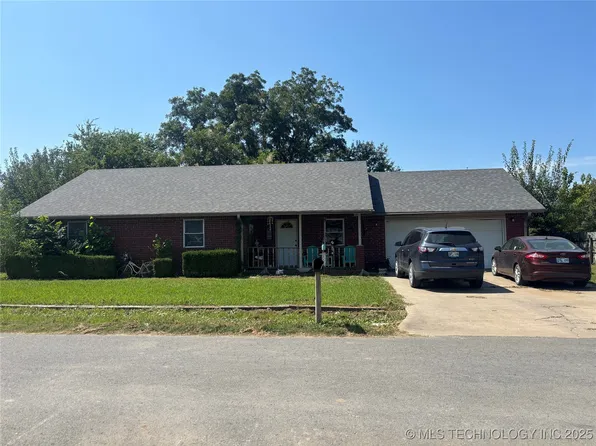 210 N 3rd St, Morris, OK 74445