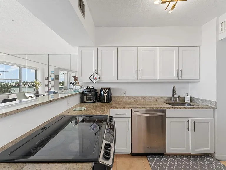 900 Bay Dr #421 — Photo 2